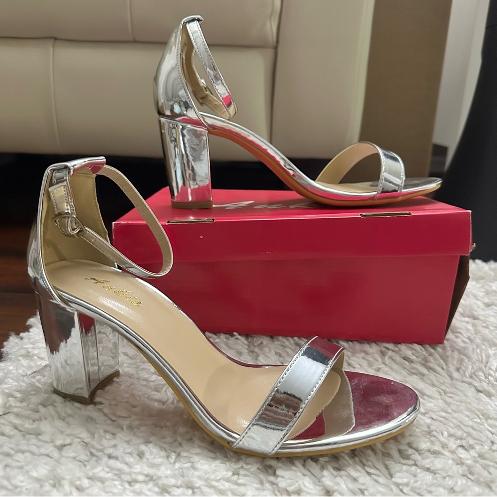 silver chunky heel w/ strap buckle